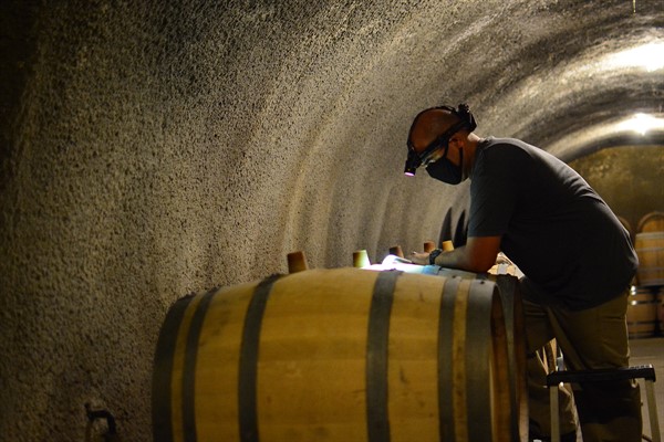 Ricardo Filling Barrels